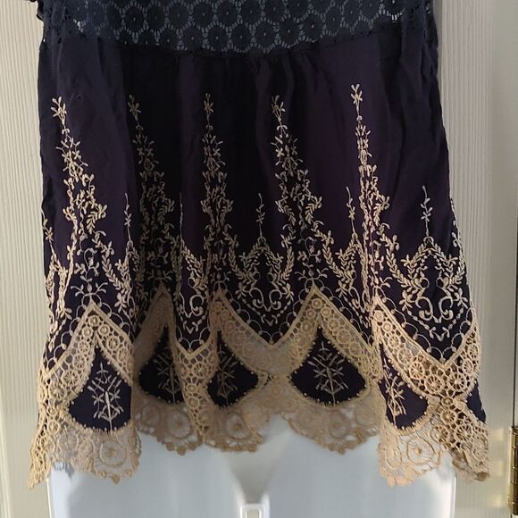 Andree by Unit navy and tan crochet embellished top Sz L - Picture 4 of 6
